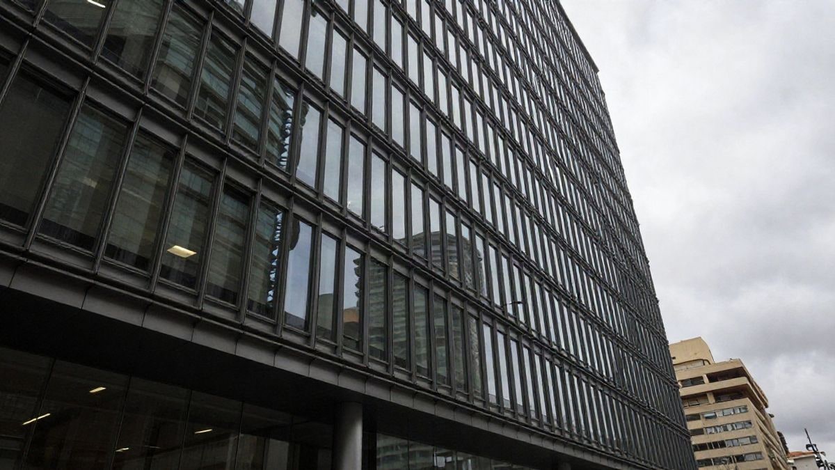 Illustrative image: view of a modern office building representing the tech industry, with architectural lines converging in a blurred background.