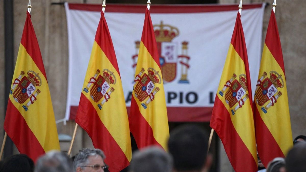 Imagen ilustrativa: una escena de un mitin político, con banderas y pancartas en un ambiente neutro, que sugiere un clima político tenso y significativo.