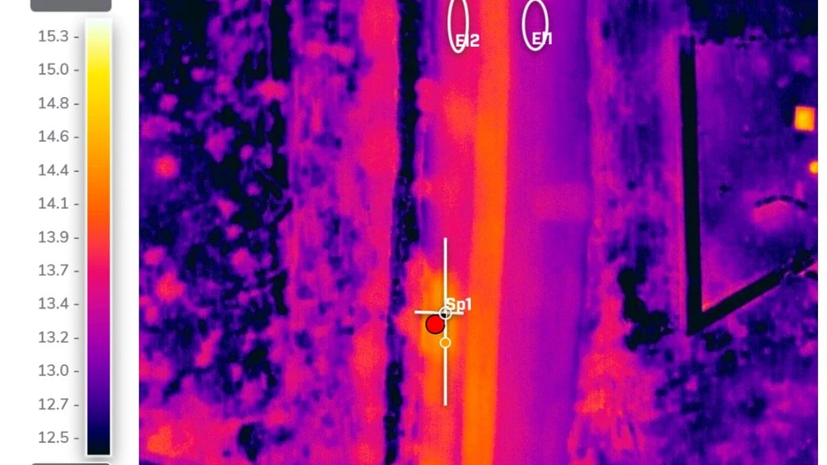 Imagen ilustrativa: un dron sobrevuela un terreno árido en una zona rural de Canarias, con una tableta que muestra una imagen térmica en primer plano.