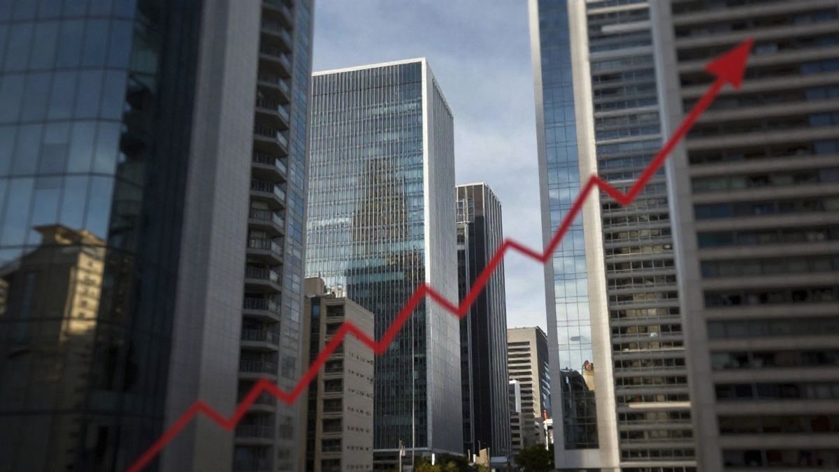 Imagen ilustrativa: vista de un distrito financiero moderno con elementos abstractos que representan el crecimiento económico y la inflación.